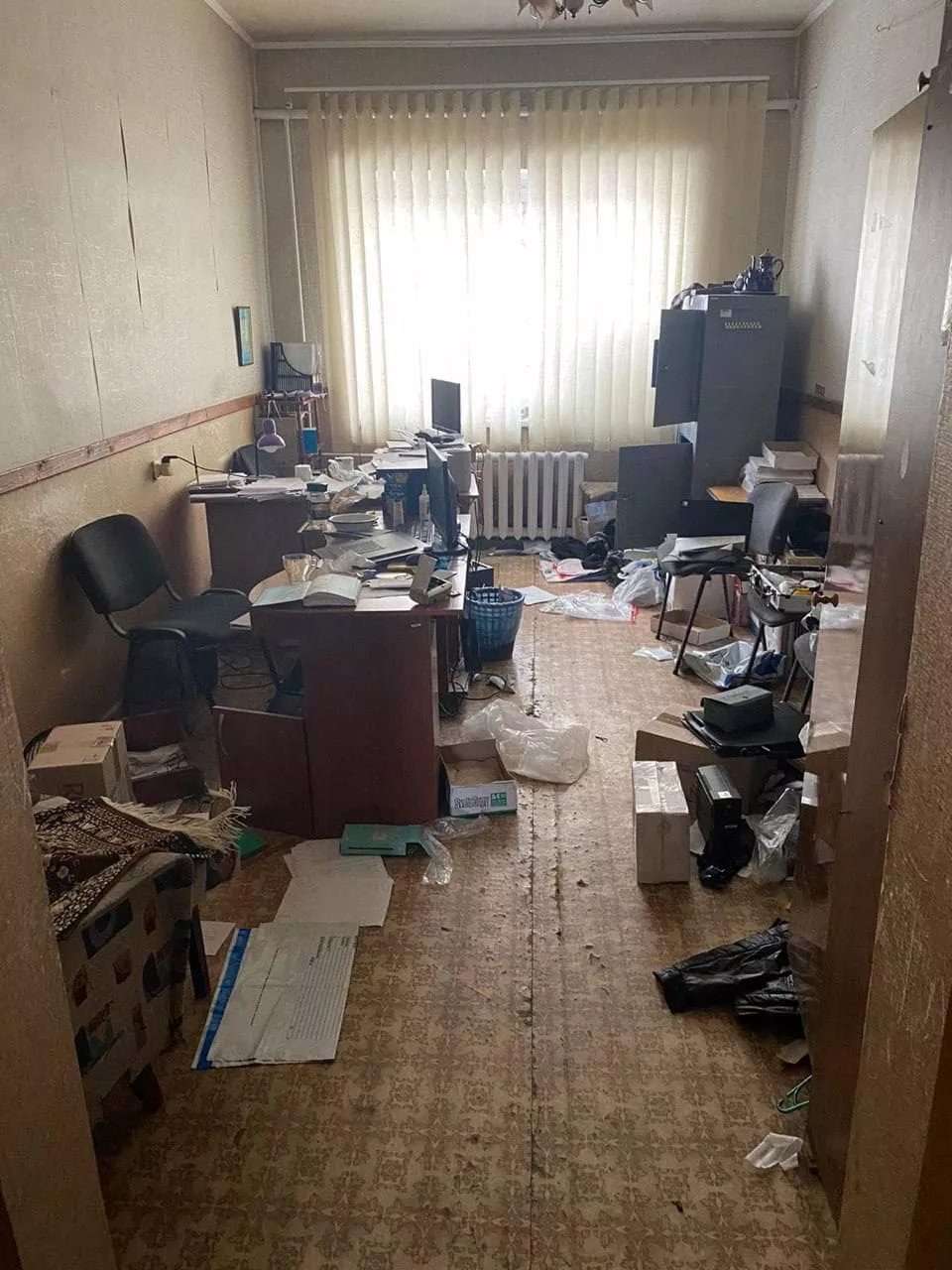 Из отдела полиции в Изюме оккупанты похитили даже канцелярские приборы. Фото: Нацполиция
