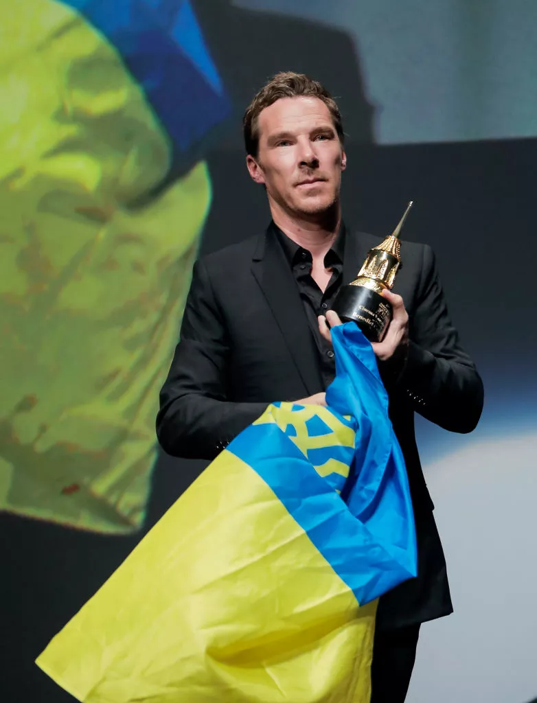 Бенедикт Камбербэтч снова поддержал Украину, развернув наш флаг на кинопремии в Санта-Барбаре - Новости мирового шоубизнеса | Сегодня