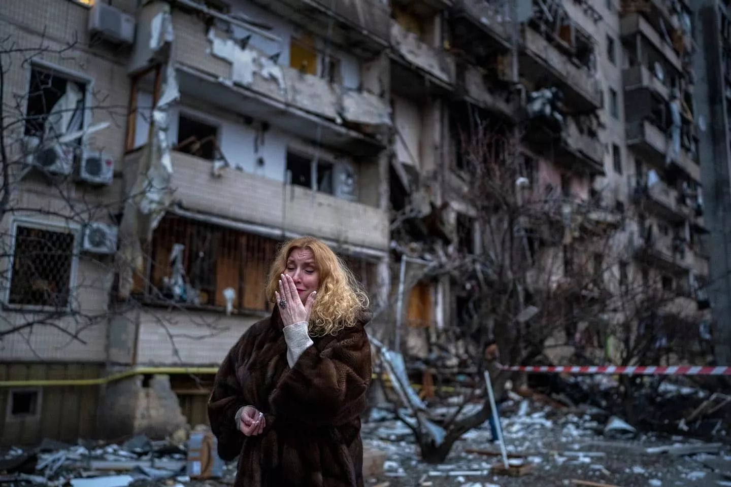Наталья Севрюкова у своего дома после ракетного обстрела Киева