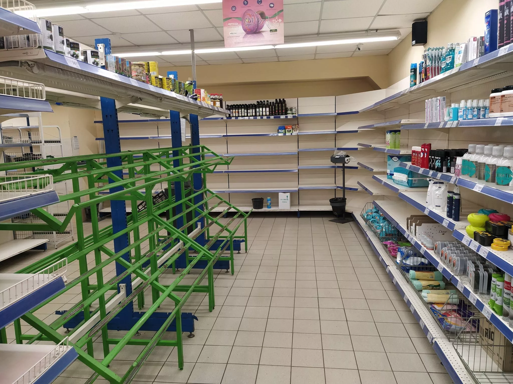 У магазинах не можна купити їжу. Фото: Яків Носков/Facebook 