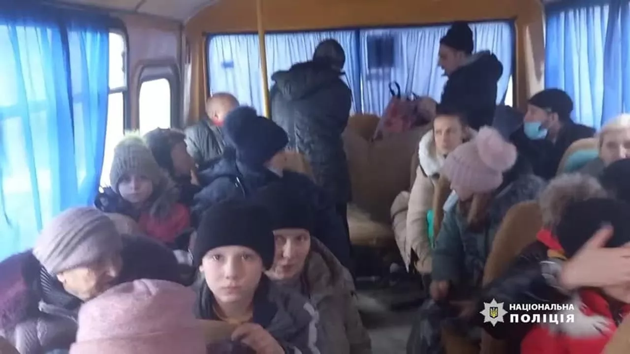 Эвакуация людей из Волновахи. Фото: Нацполиция
