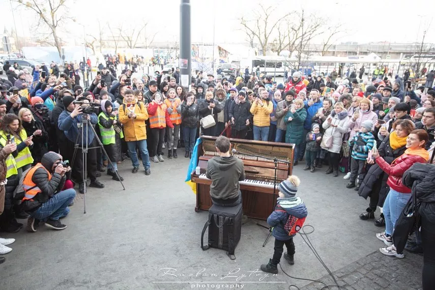 Уличный концерт Святослава Вакарчука во Львове