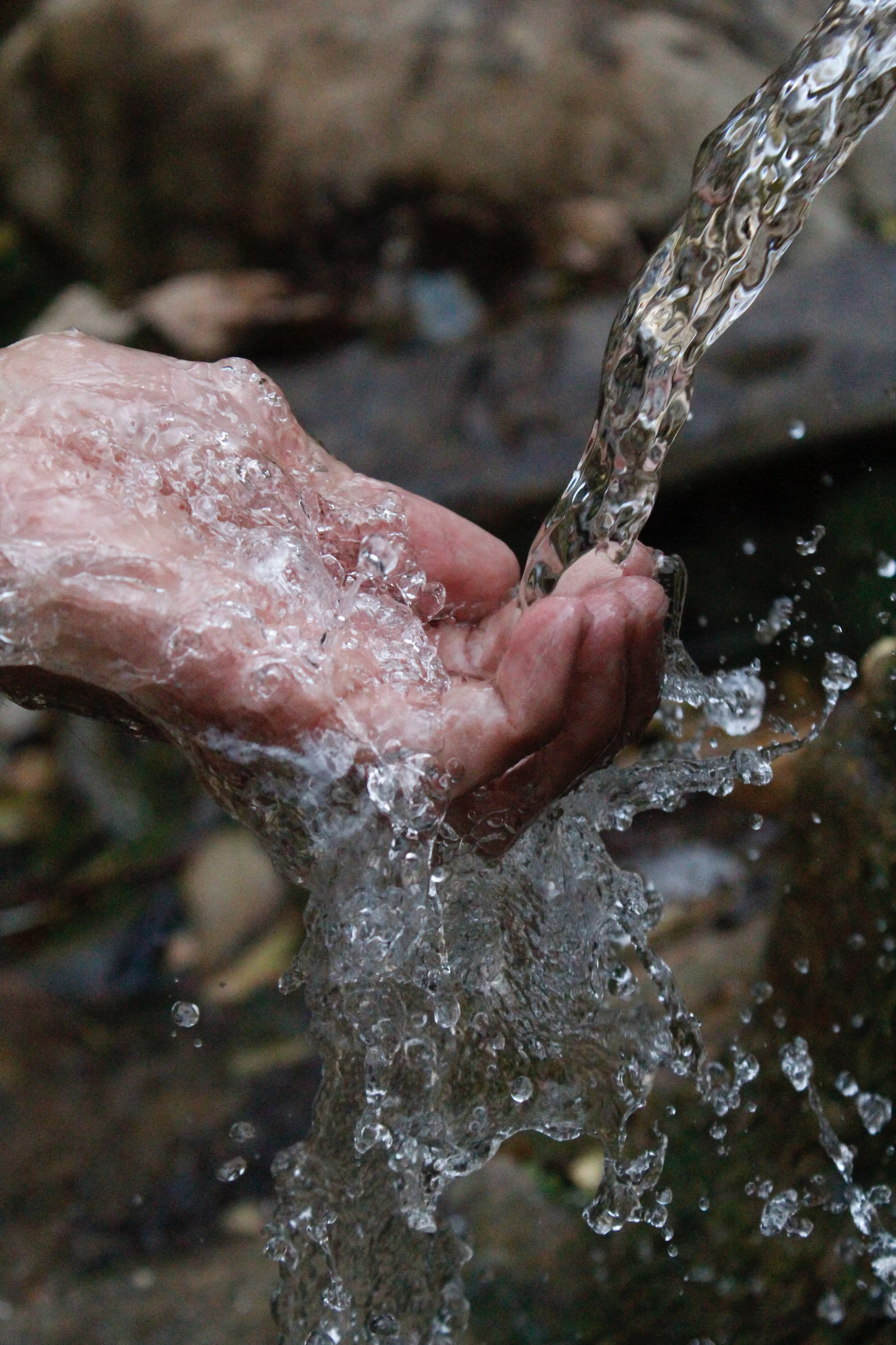 Зневоднення під час війни: як очистити непитну воду – легкі лайфхаки