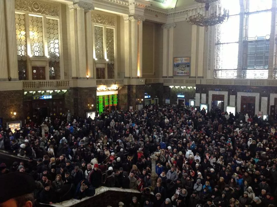 В день выезда семьи из Киева все поезда неожиданно стали бесплатными. Рассчитывать на собственную полку в купе стало невозможно
