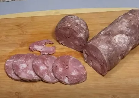 Домашняя колбаса из трех видов мяса