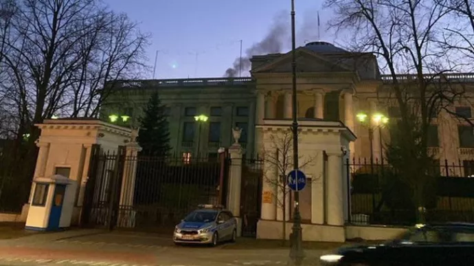Дым над посольством РФ в Варшаве: снимок сделан 23 марта. Так же "дымило" посольство России в Киеве накануне вторжения