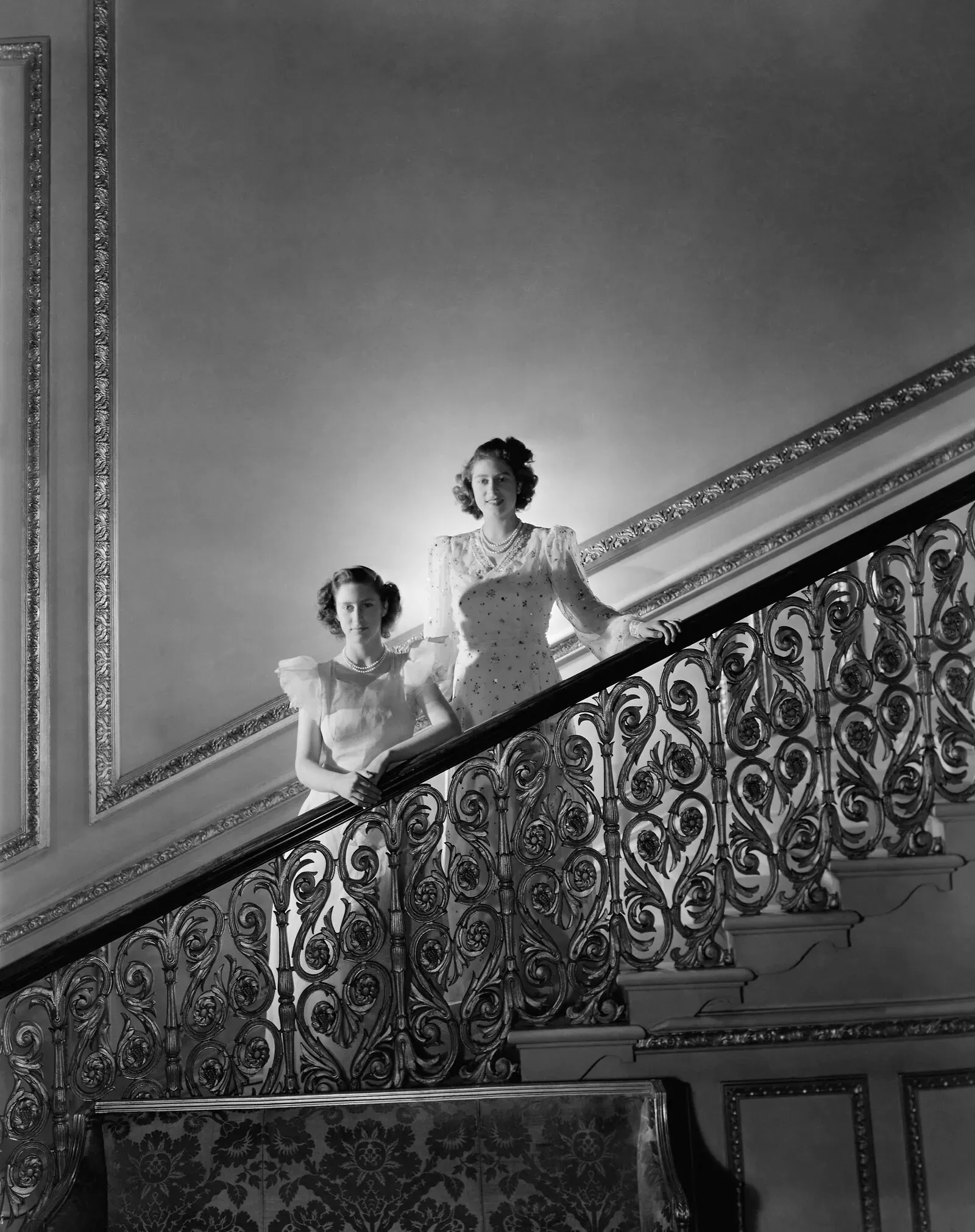 Принцесса Елизавета и принцесса Маргарет, фото Сесила Битона (1945)