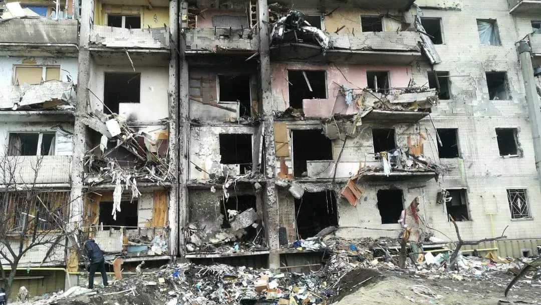 Российские  оккупанты обстреливают ракетами жилые дома Киева