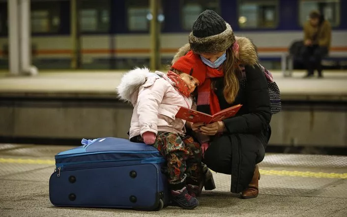 Мама з дитиною в очікуванні евакуаційного поїзду