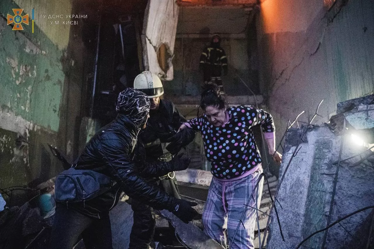 Момент спасения жителей дома на столичной Оболони / фото ГСЧС Киева