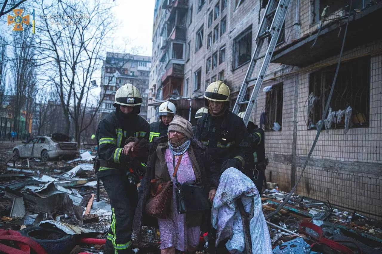 Пожилым людям было очень страшно: от пережитого ракетного удара, от пожара, который охватил здание / фото ГСЧС Киева