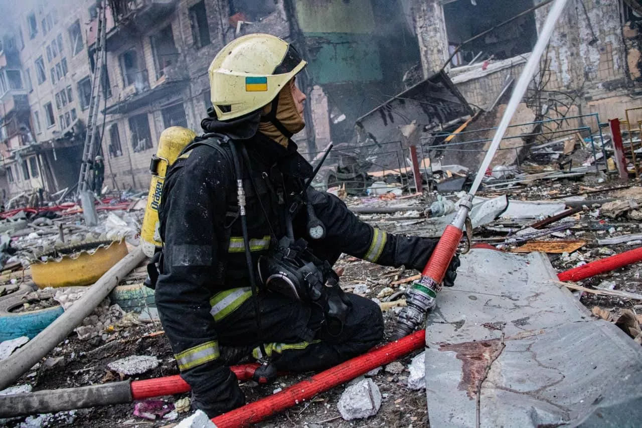 Владимир говорит, что шок был лишь мгновение – нужно спасать людей/ фото ГСЧС Киева