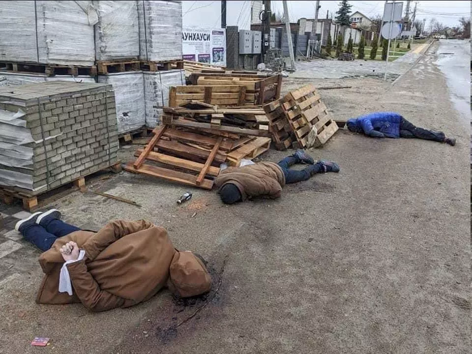 Беззбройні мирні мешканці, яких застрелили солдати РФ у Бучі. Фото: Інсайдер Україна
