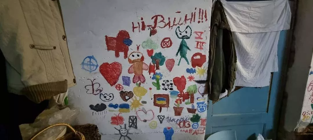 Малюнки дітей на стінах підвалу школи, де окупанти тримали мирних жителів. Фото: В'ячеслав Чаус.