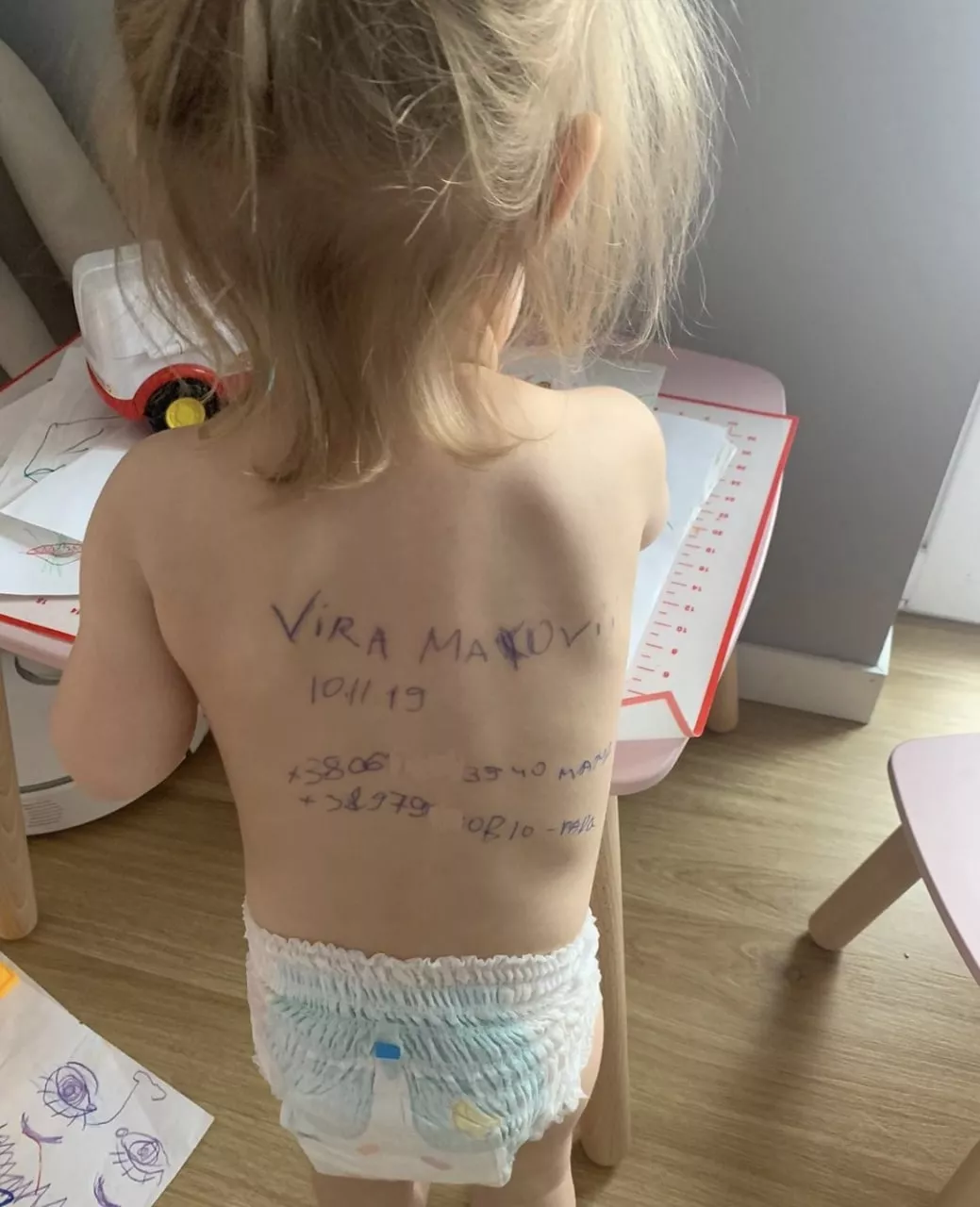 Дитині написали на тілі її дані та контакти батьків. Фото: Інсайдер Україна