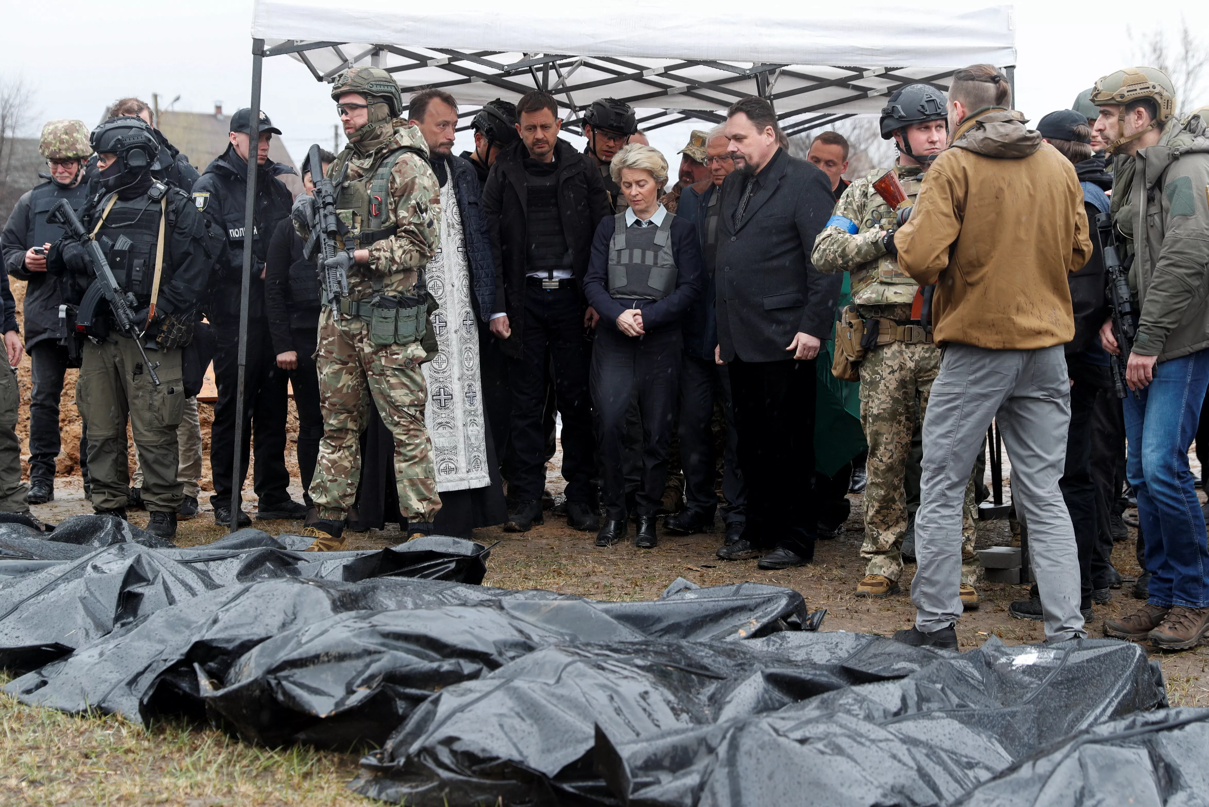 Урсула фон дер Ляйєн і Жозеп Боррель на власні очі бачили жертв "російського миру" / Фото Reuters