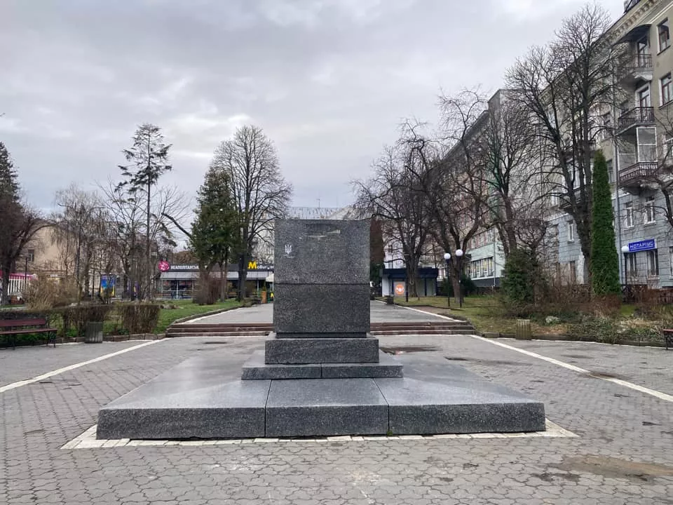 В Тернополе демонтировали памятник российскому поэту Александру Пушкину. Фото: горсовет Тернополя