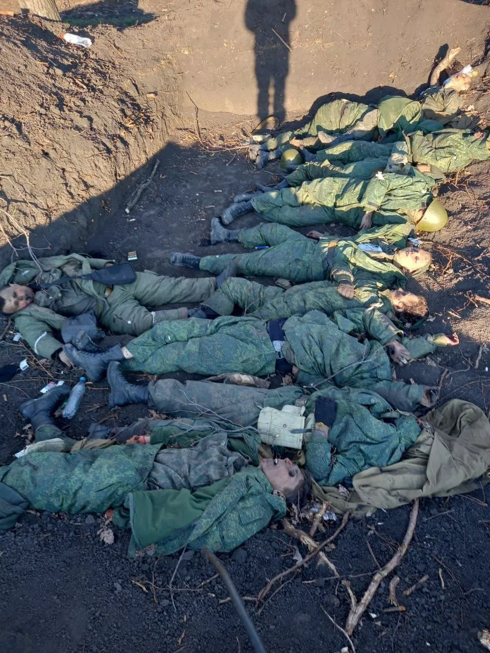Военные обнаружили братскую могилу оккупантов. Фото – Управление стратегических коммуникаций.