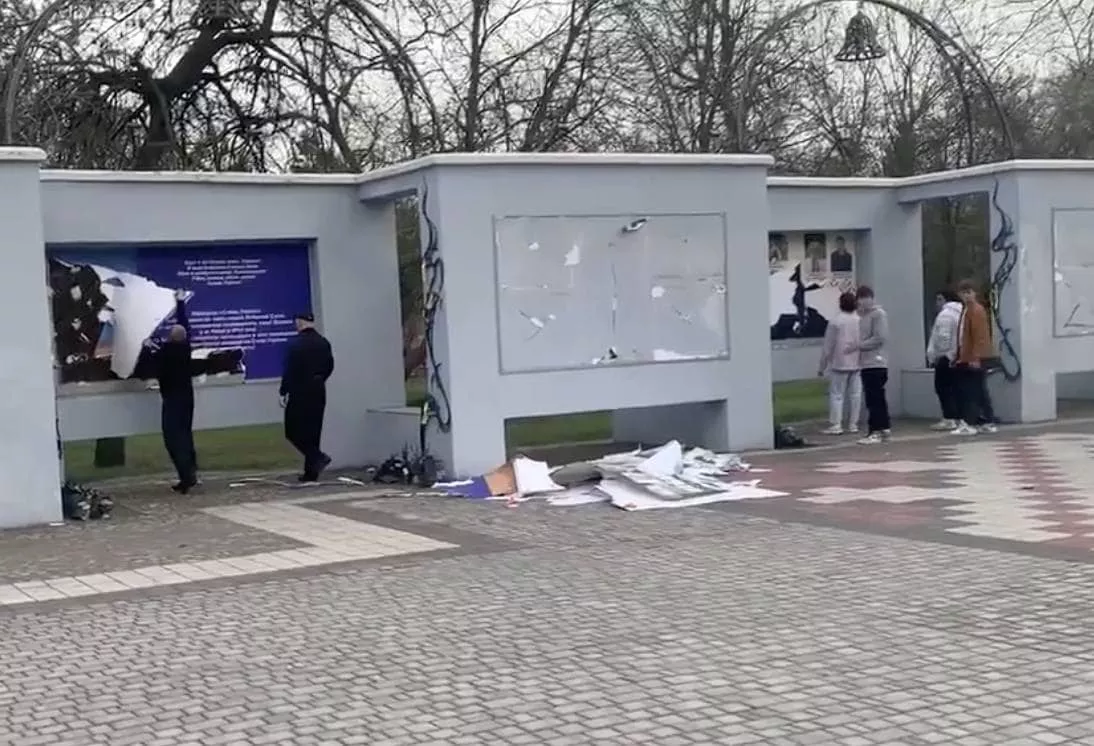 Окупанти знищили меморіал у Херсоні. Фото: Сергій Хлань
