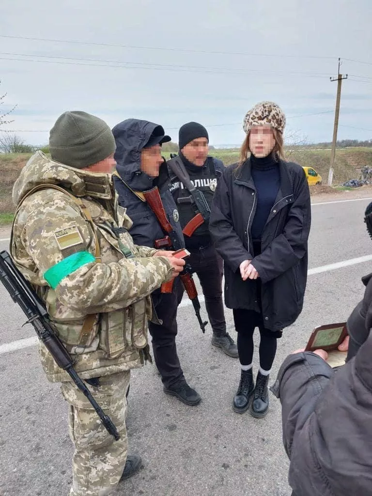 Украинец в женской одежде хотел выехать в Молдову. Фото: Госпогранслужба.