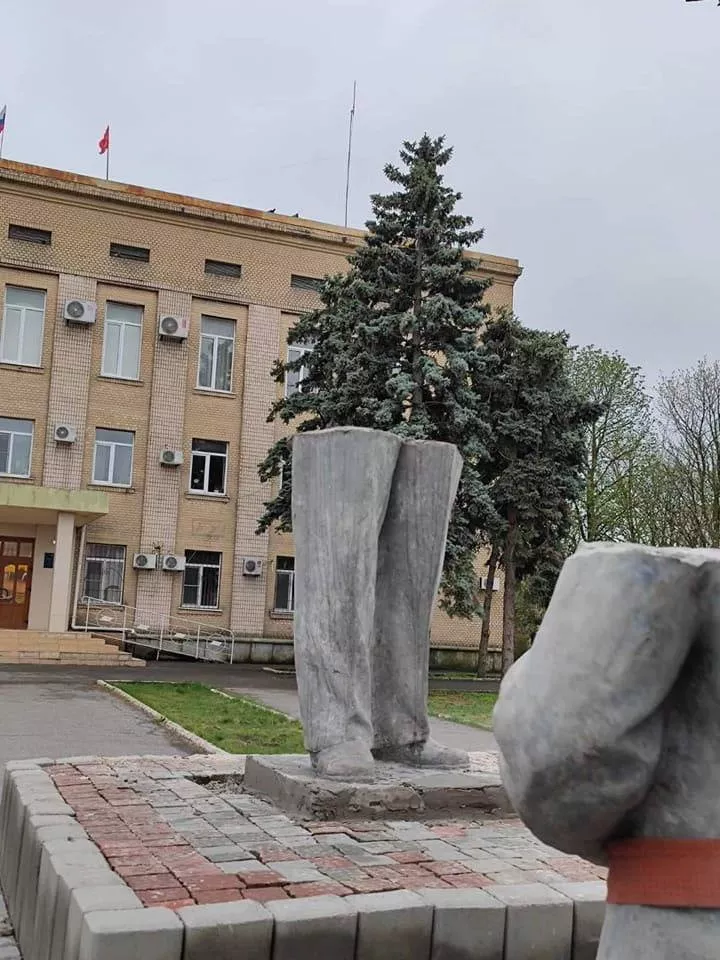 Оккупанты установили памятник Ленину в Геническе. Фото: ТРУХА