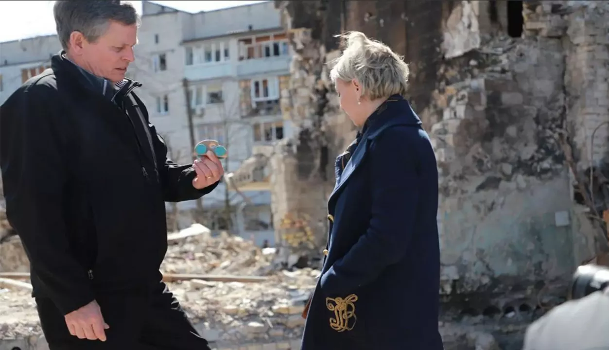 Сенатор Стив Дейнс и член палаты представителей Виктория Спартц под Киевом