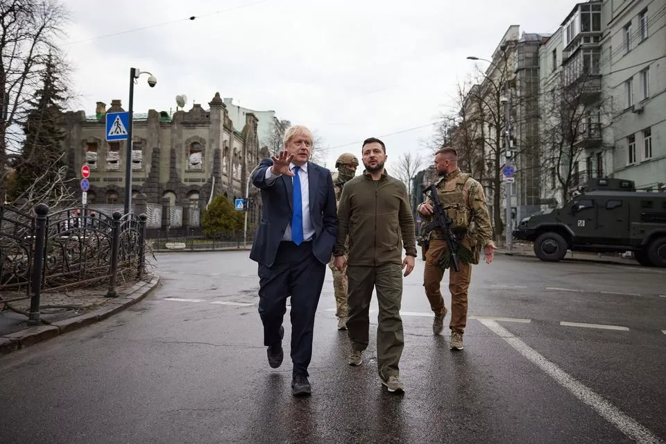 Борис Джонсон: "Україні потрібна підтримка артилерією, і це те, що ми їм надамо"