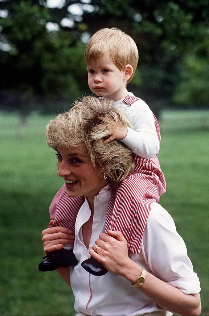 Маленький принц Гарри с мамой