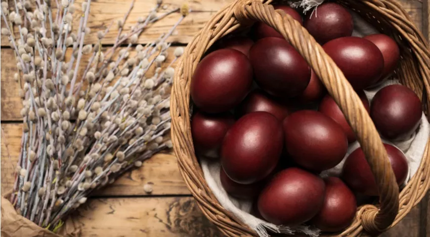 Варить яйца в луковой шелухе нужно 10–20 минут, чем дольше, тем насыщеннее будет цвет