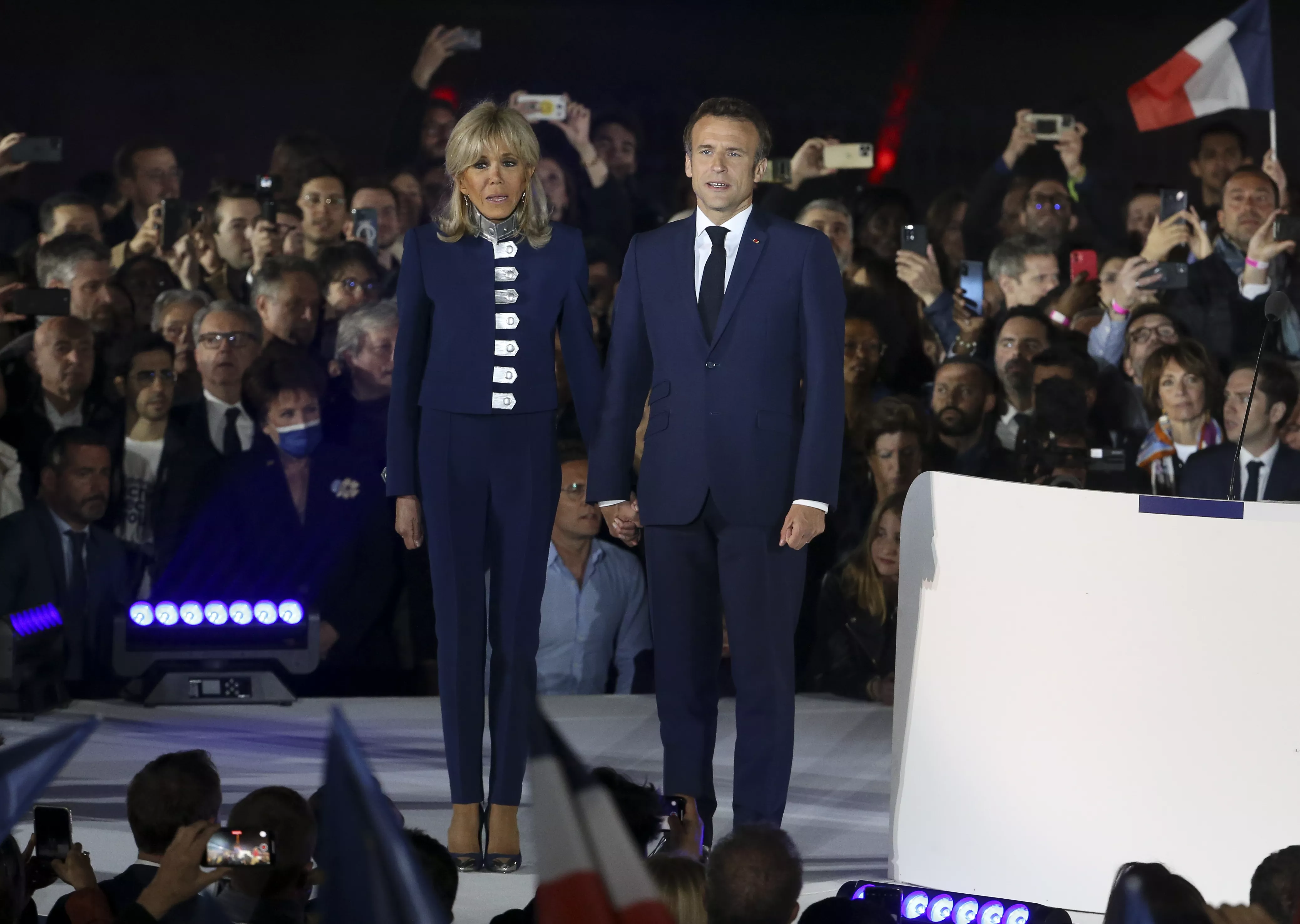 Бріжит та Еммануель Макрон вітають шанувальників після перемоги на виборах у Франції