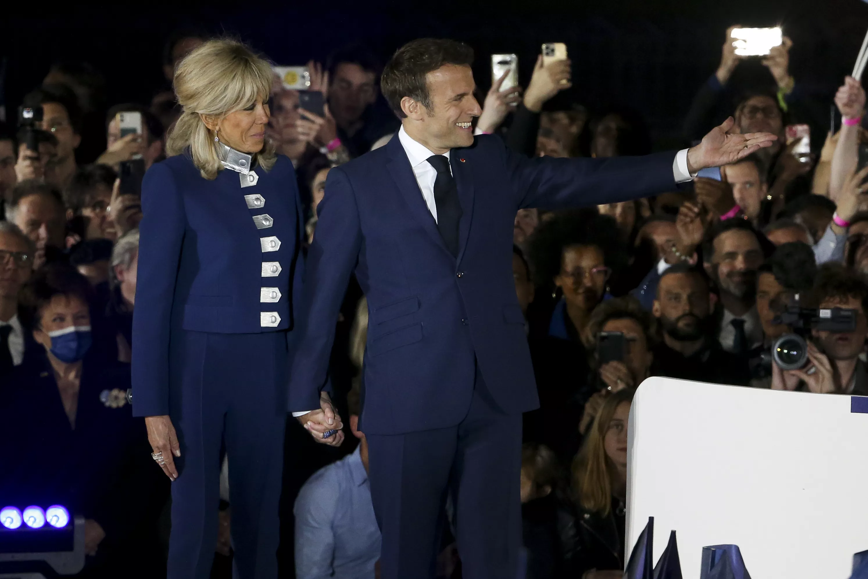 Брижит и Эммануэль Макрон приветствуют поклонников после победы на выборах во Франции