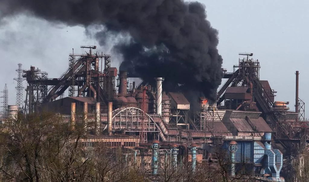 У момент зустрічі генсека ООН з Путіним захисники Маріуполя виклали фото палаючого заводу "Азовсталь"