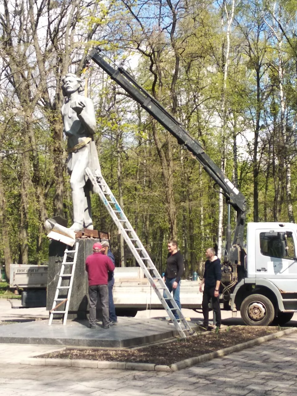 У Вінниці прибрали пам'ятник Максиму Горькому. Фото: Олексій Керман, "Сьогодні"