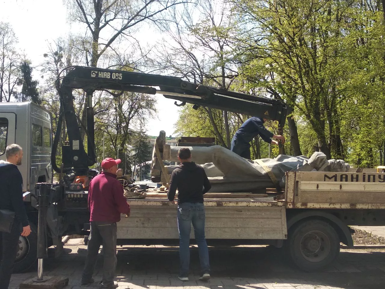 Памятник Максиму Горькому убрали из центрального парка Винницы. Фото: Алексей Керман, "Сегодня"
