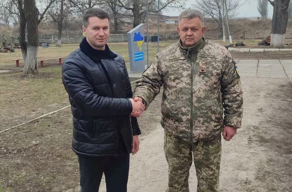 Мэр Приморска Александр Кошелевич (слева) с командиром бердянского отряда территориальной обороны Андреем Колесовым, февраль 2022 года. Фото: Facebook