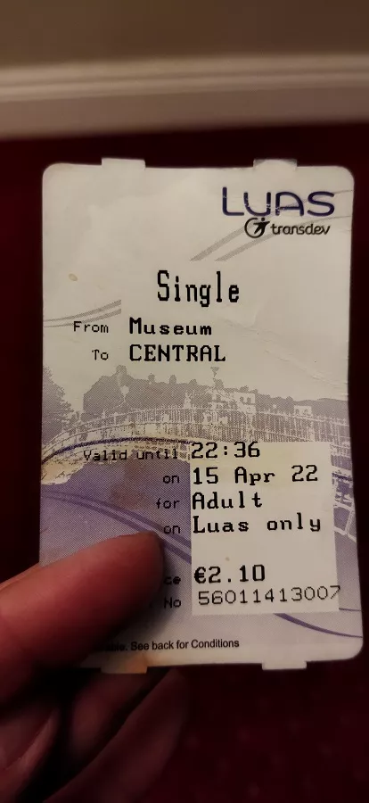 Квиток на поїздку в Луасі – місцевому міському трамваї / поїзді в Дубліні коштує 2, 10 євро (близько 64 грн)