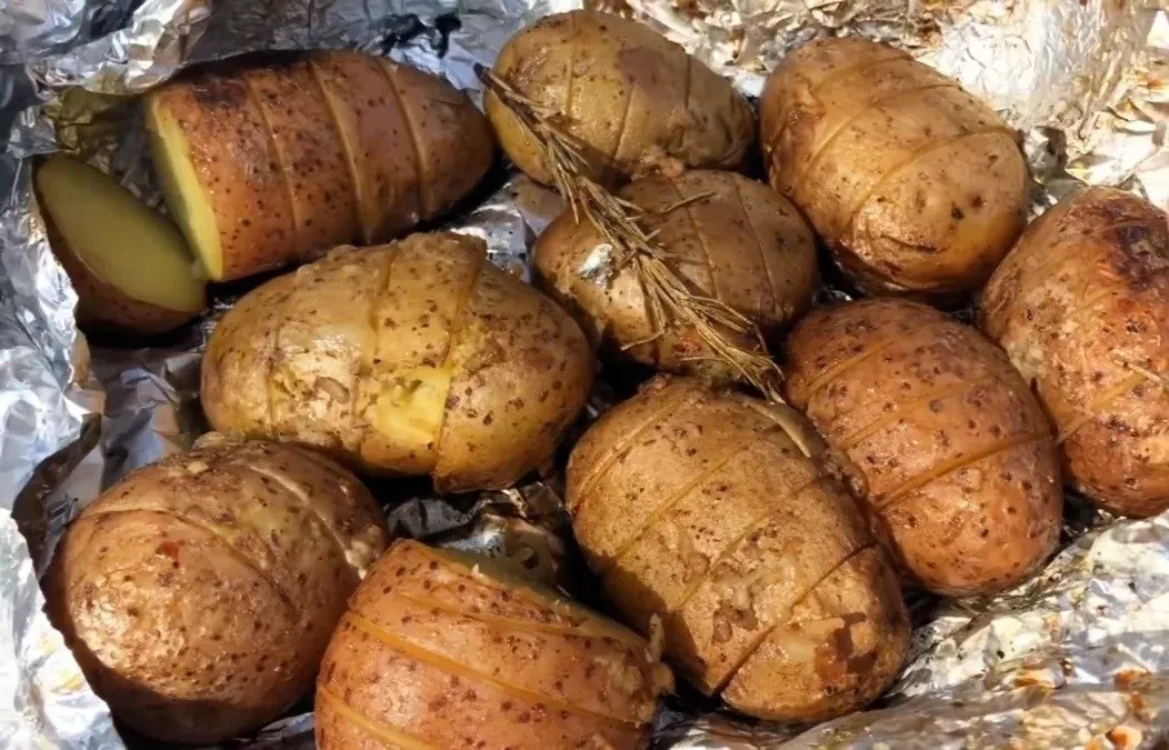Картофель в фольге на мангале