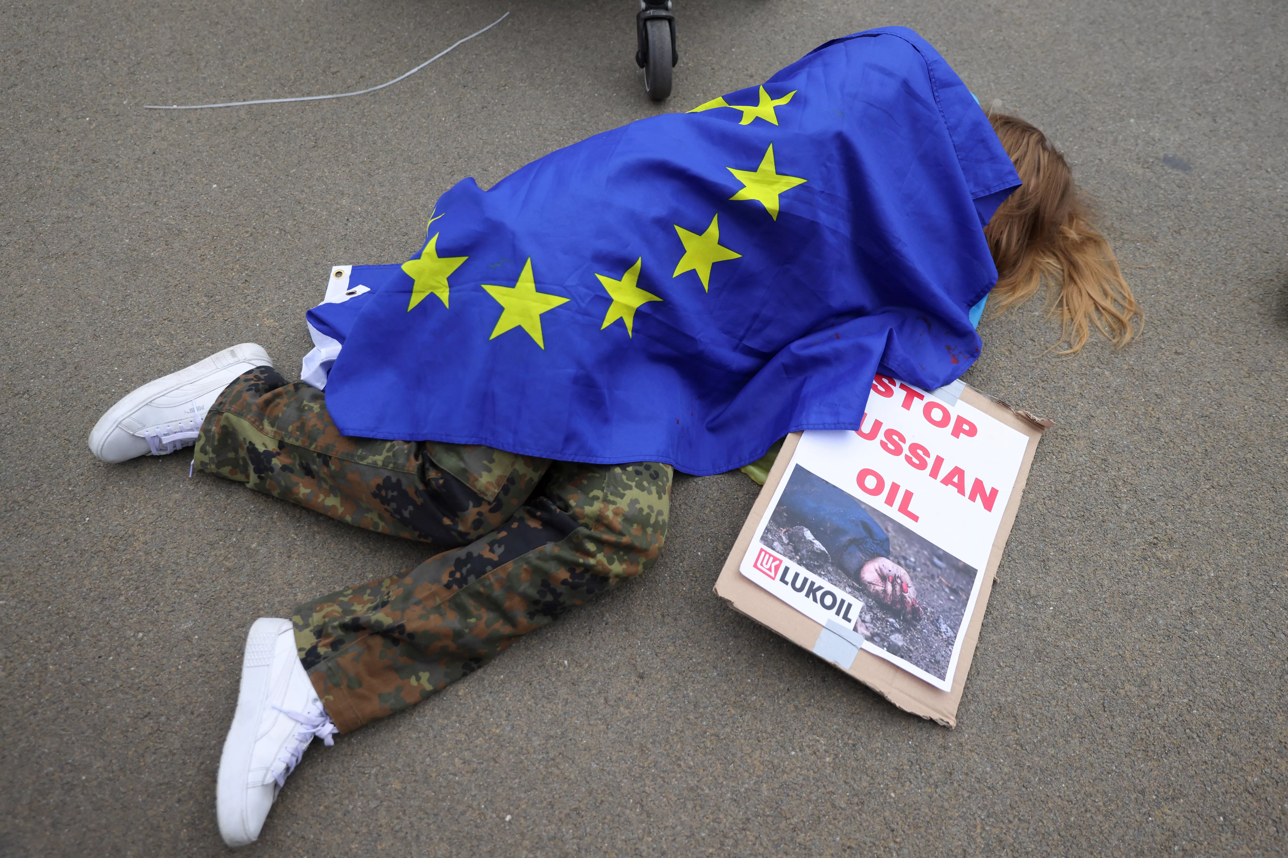 В ЕС постоянно проходили акции с требованием отказаться от российской нефти / Фото Reuters