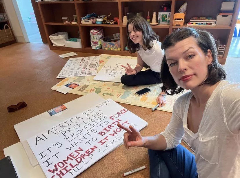 Акторка разом з донькою малювали протестні плакати