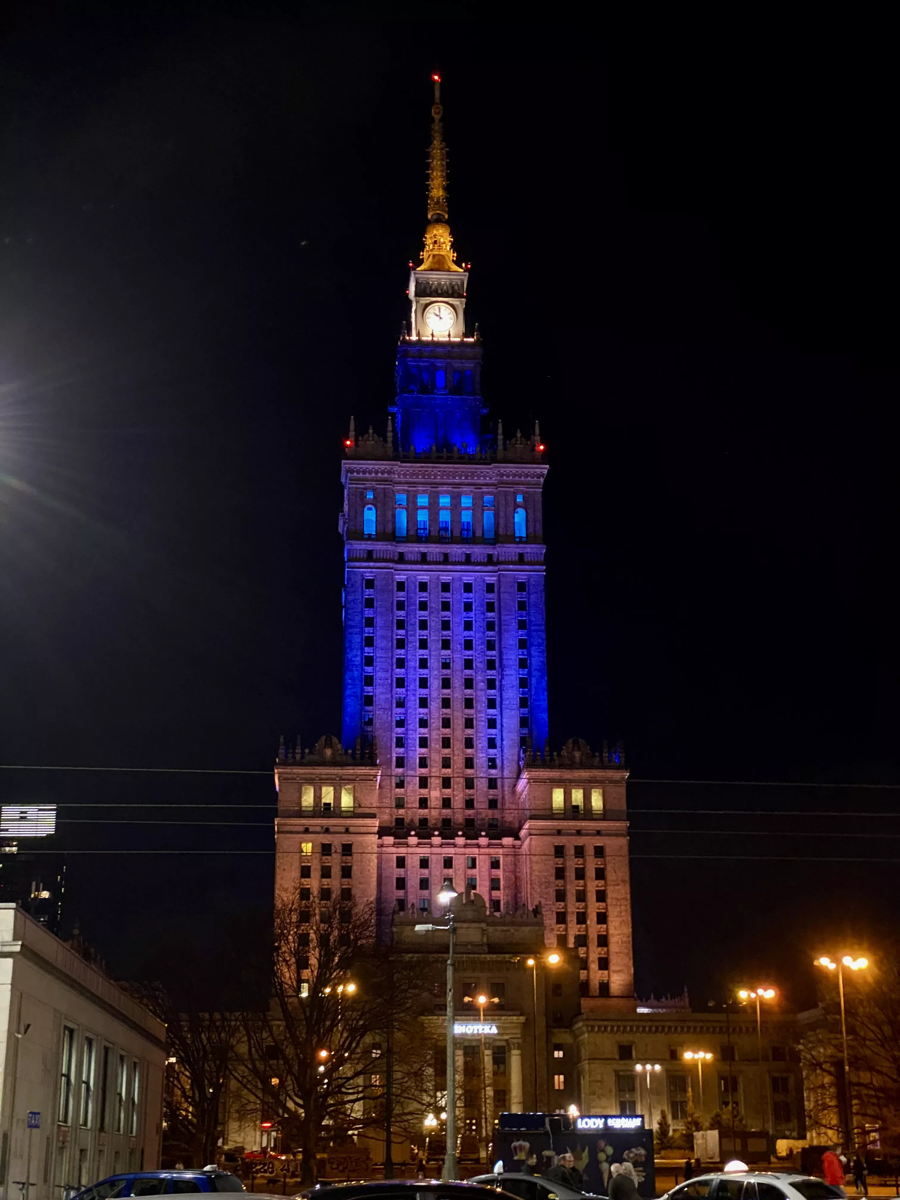Варшава, як і інші польські міста, освітлена квітами українського прапору