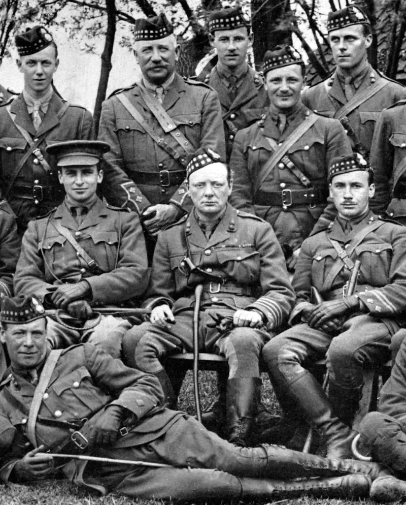 Черчилль (в центре) на военной службе в 1916 году