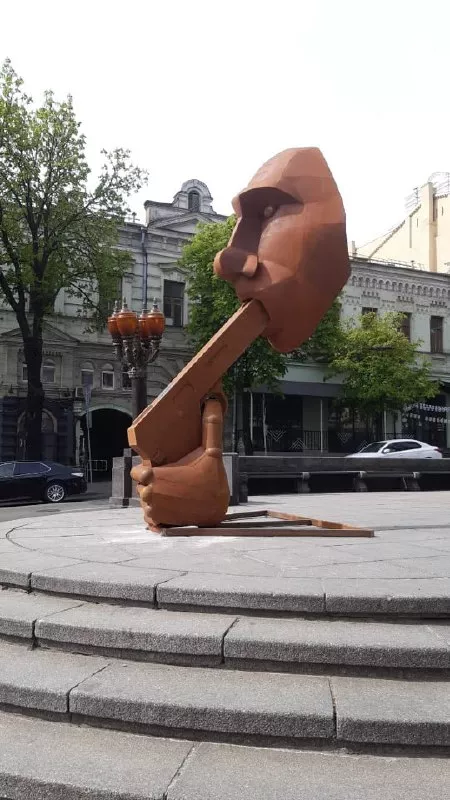 В Киеве установили необычную скульптуру