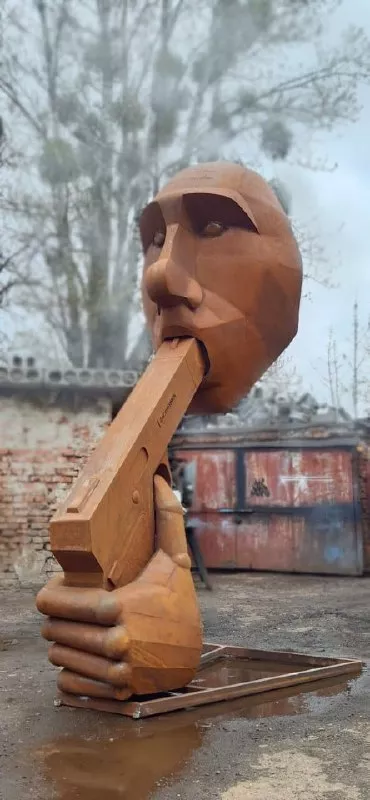 Скульптура высотой в четыре метра установлена на бульваре Шевченко 