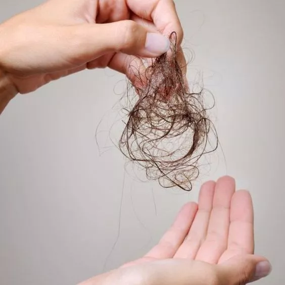 Волосся під час прання скочується і забиває фільтр / Фото: pinterest 