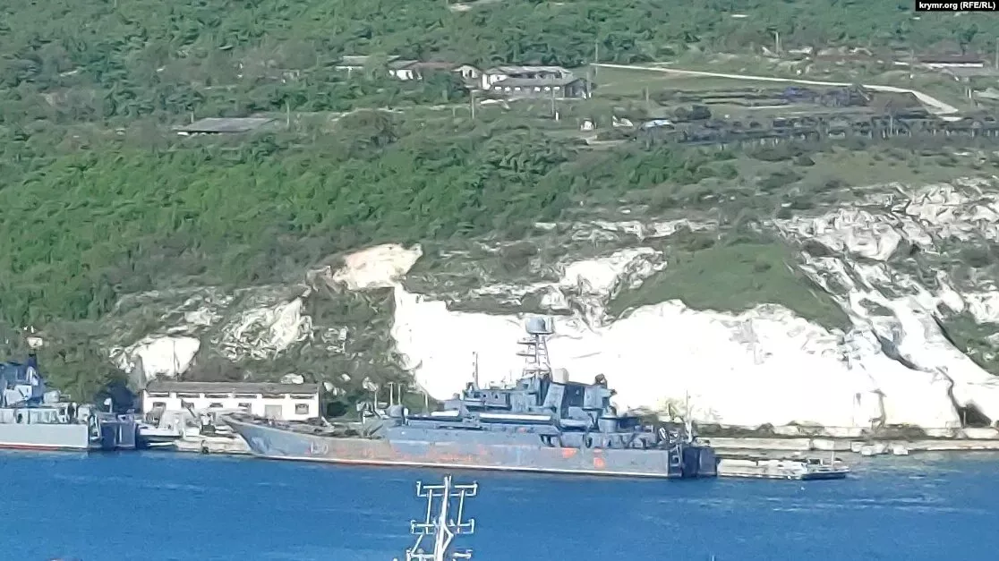 Пошкоджений корабель РФ. Фото: Крим Реалії