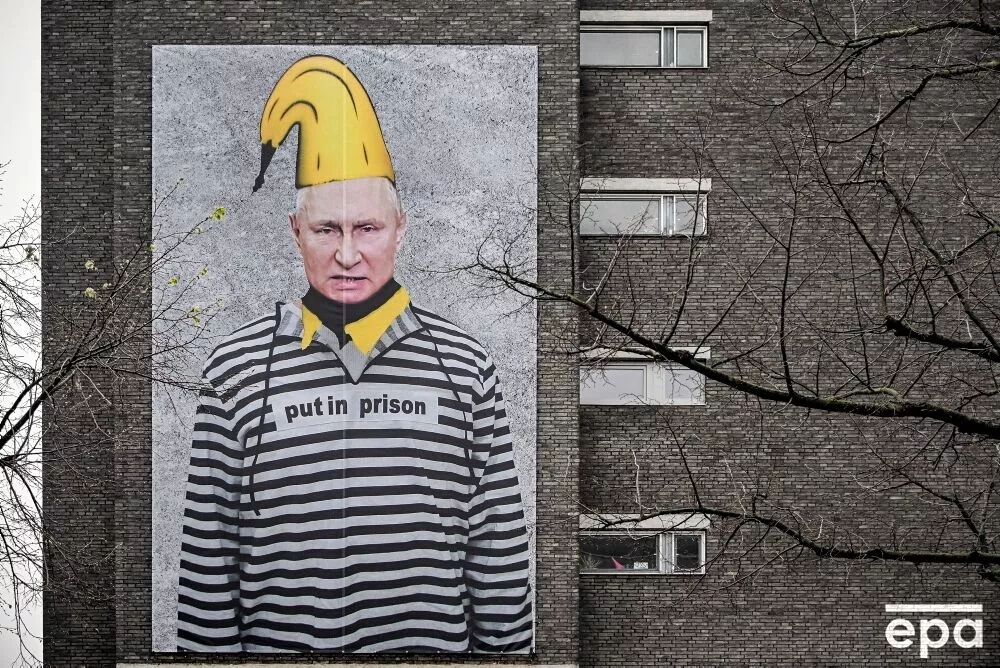 В Германии Путин в рубашке заключенного