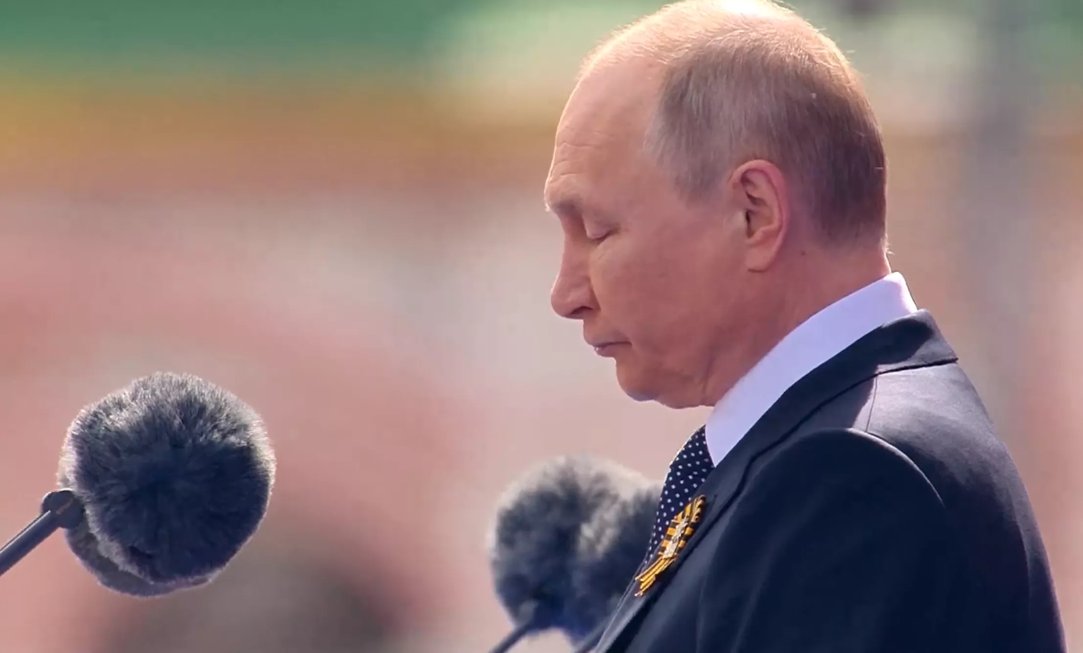 Выступая с речью, Путин вдруг замолчал секунд на 10. Казалось, его тошнит
