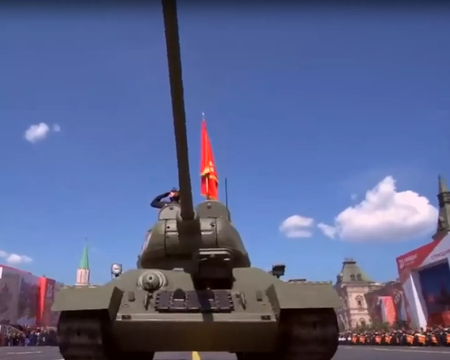 Парад техники каждый год начинается с "танка победы" Т-34