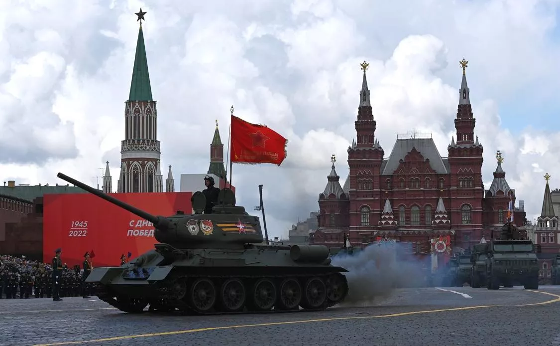 В 2021 году в параде участвовали 10 советских танков Т-34.  На параде 2022 года был всего один такой танк