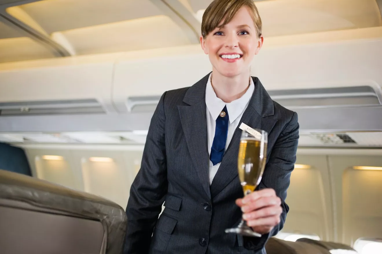 Необязательно лететь бизнес-классом, чтобы пить бесплатно шампанское на борту
